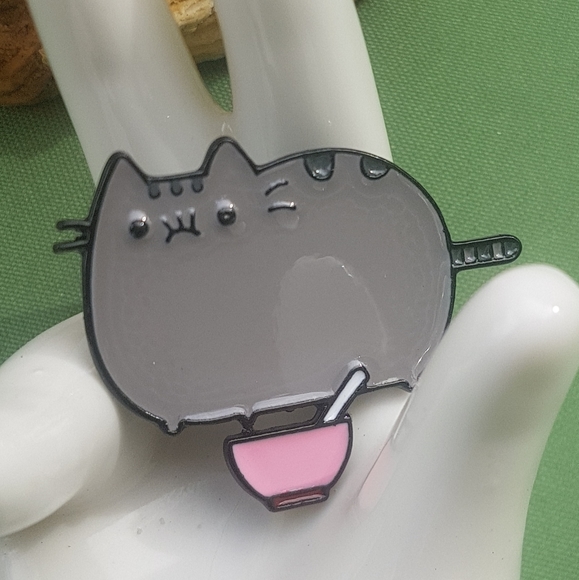 🥗 Pusheen eatting from Pink Bowl metal pin - Picture 3 of 5